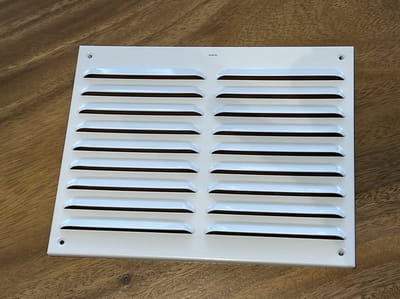 TQ4U Ventilatierooster 245 x 200 mm – Aluminium – Wit gelakt – Schoepenrooster voor muurmontage