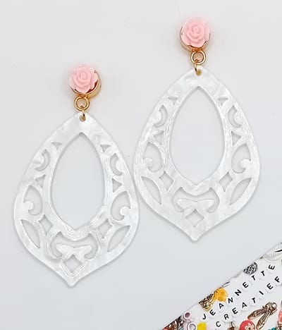 Jeannette-Creatief® - Resin - Barok Druppel Groot - Rozen - Roos - Roze roos - Witte oorbellen - Resin oorbellen - Oorhangers - Oorbellen Dames - Oorbellen Wit - Statement Oorbellen - Goudkleurige RVS Oorstekers - Druppelvormige oorbellen - Valentijn