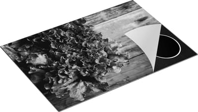 Chefcare Inductie Beschermer Groene Sla op een Houten Achtergrond - Zwart Wit - 75x50 cm - Afdekplaat Inductie - Kookplaat Beschermer - Inductie Mat