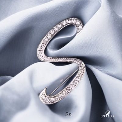 Luxe Strass | S | Letter Broche Zilverkleurig met Zirconia Steentjes – Unisex Cursieve Initialen Pin Diverse Maten Voor Heren & Dames