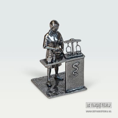 Tinnen Apotheekster Beeldje – Handgemaakt Miniatuur Apotheek – Beroepenbeeld Zorg – Uniek Cadeau & Decoratie