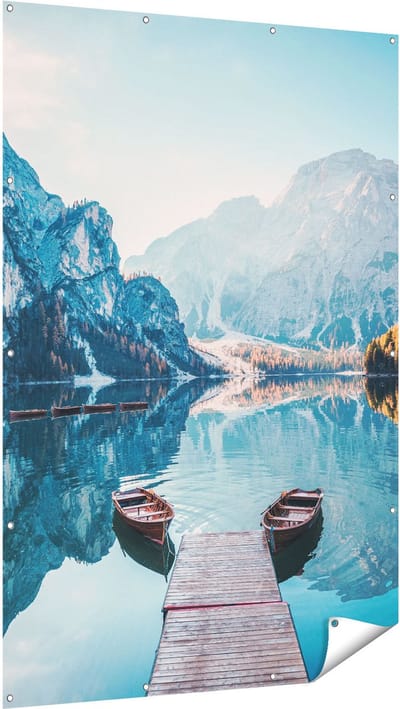 Gards Tuinposter Twee Bootjes op het Meer in de Bergen - 120x180 cm - Tuindoek - Tuindecoratie - Wanddecoratie buiten - Tuinschilderij