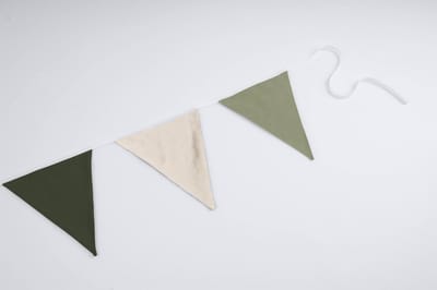 Vlaggenlijn van stof | Wandering the forest - 2 meter / 5 vlaggetjes - Donker groene, Licht groene, Beige (pastel kleur) driehoek vlaggetjes - Verjaardag slinger / Babykamer decoratie - Stoffen slingers handgemaakt & duurzaam