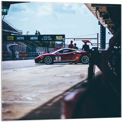 Acrylglas - Rode Auto op Racebaan - 100x100cm Foto op Acrylglas (Met Ophangsysteem)