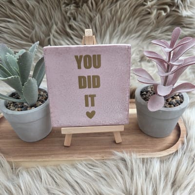 Robuust wenstegeltje “You did it” – Keramiek 10x10 cm – Wanddecoratie & Cadeau – Cadeau Geslaagd – incl standaard – Trendy nu - Feest - Geslaagd - Rijbewijs, diploma of ander succes