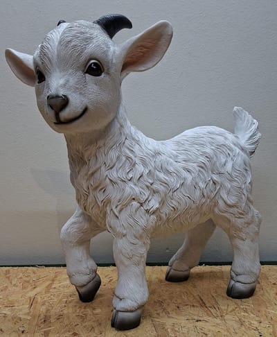 Levensechte Geit met pootje omhoog beeld - 45cm hoog - polyresin - polystone - Decoratie - Woonaccessoires - Beeld - Boerderijdieren