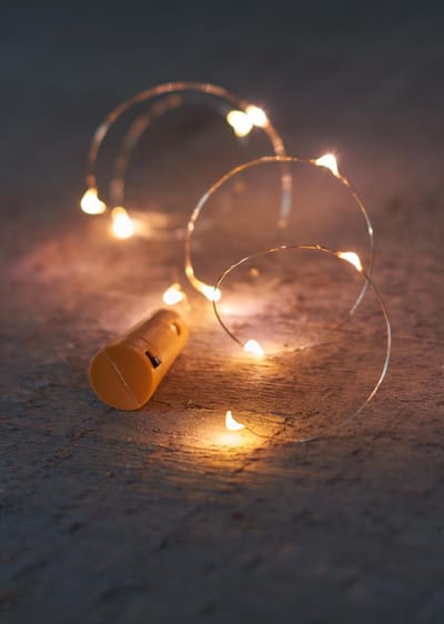 2 stuks flessendop LED verlichting - 10 LED lampjes - 1 mtr. snoer - incl 3 LR44 batterijen - tuinverlichting - sfeervol - kerstmis
