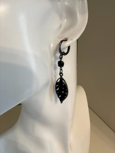 Zwarte oorringetjes met een open blad | | Make up | Parfum | Moederdag | Verjaardagscadeau| Cadeautje| Valentijnsdag| Kado | sieraden | vaderdag | oorbellen | oorsieraden