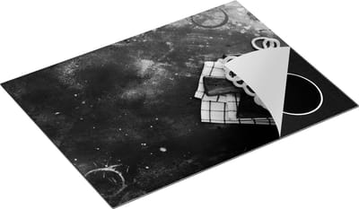 Chefcare Inductie Beschermer Uienringen op een Zwarte Betonnen Achtergrond - Zwart Wit - 70x50 cm - Afdekplaat Inductie - Kookplaat Beschermer - Inductie Mat