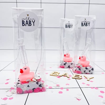 25 Uitdeelzakjes / Traktatie zakjes + 25 Stickers Welkom baby - Wit - Zwart - Goud - Jongen / Broertje - Meisje / Zusjegeboren | School traktaties - Cellofaan zakjes - Transparant - Uitdelen | Peuterspeelzaal - Kinderopvang - Bedrijf | DH collection