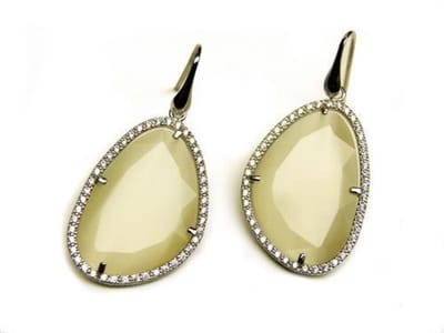 model Belinda oorringen in zilver gezet met parelmoerkleurige steen en cubic zirconia