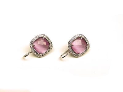 model Bruna oorringen in zilver gezet met roze steen en cubic zirconia