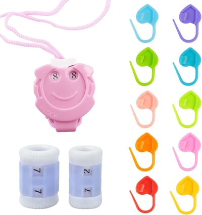 13 stuks breiaccessoires: roze en lichtblauwe tellers, hartmarkers en breigereedschap voor truien en sjaals