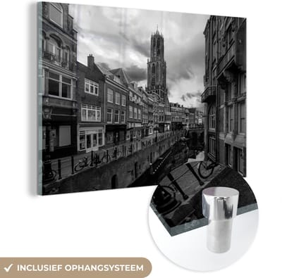 MuchoWow® Glasschilderij 60x40 cm - Schilderij acrylglas - De grachten in de binnenstad van Utrecht in Nederland - zwart wit - Foto op glas - Schilderijen