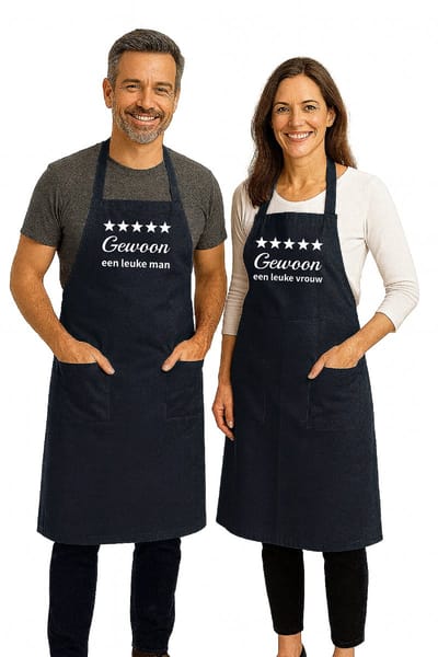 Duo Set Luxe Keukenschorten “Gewoon een leuke man & vrouw” – Cadeau voor Stelletjes – Koken & Barbecue – Verstelbaar, Met Voorvak - 76 x 90 cm- navy blauw
