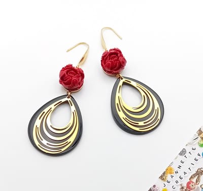 Jeannette-Creatief® - Resin - Oorbellen Resin Filigraan Zwart Rood Gold - Oorbellen met Bloem - Druppel Oorbellen - Kostuumsieraden - Oorbellen - Filigraan Oorbellen - Eclectische Oorbellen - Spanish Collection - Handgemaakte Sieraden