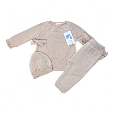 Mac Iusion Gebreid Baby Pakje 3-dlg | Bas05V25 | Broekje + shirtje + mutsje |Overslag sluiting |Safari / zandkleur | Prematuur | maat 44
