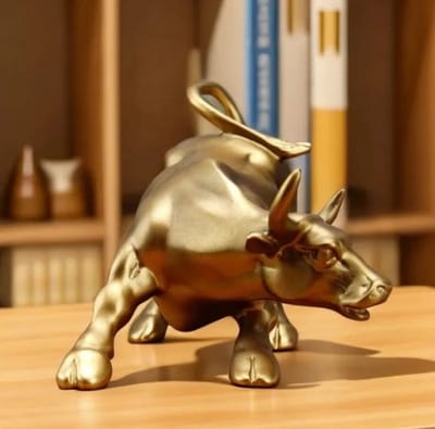 Breng Geluk en Welvaart in uw Kantoor met onze Gouden Stier Wall Street Bull Market Hars Ornamenten - Feng Shui Fortune Standbeeld voor Rijkdom - Prachtige Beeldjes voor Desktop Decoratie - Voeg een Vleugje Elegantie toe aan uw Kantoorinterieur