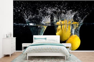 Behang - Fotobehang Citroen - Fruit - Stilleven - Water - Geel - Breedte 320 cm x hoogte 240 cm