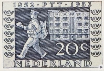 Briefkaart met afbeelding afgifte brief in 1952 – Brievenbesteller – Postbode, op de achtergrond moderne huizenbouw postzegel