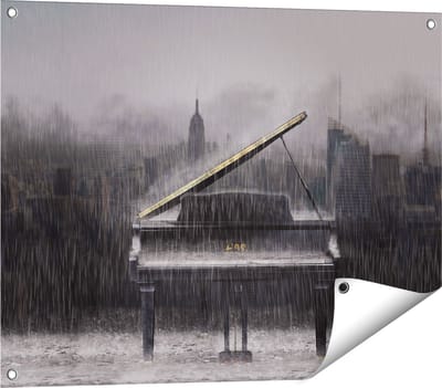Gards Tuinposter Piano in de Regen voor een Stad - 80x60 cm - Tuindoek - Tuindecoratie - Wanddecoratie buiten - Tuinschilderij