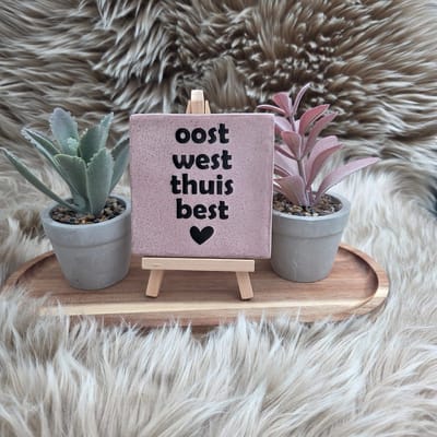 Robuust wenstegeltje “Oost West Thuis Best” – 10x10 cm – Huiselijke Wanddecoratie & Cadeau – Huiselijke quote tegel – Cadeau housewarming – Decoratief Tegeltje met Standaard – Cadeau Idee
