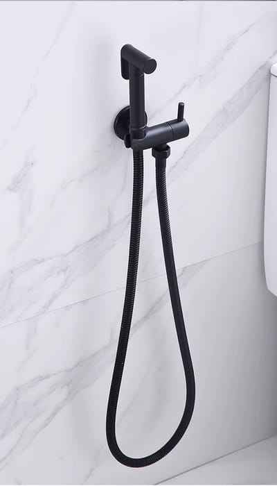 Luxe RVS Bidet Doucheset Mat Zwart – Complete 5-in-1 Set – Handdouche Bidet / Hand Shower – Geïntegreerde Houder (Zonder Boren) – Explosieveilige Spiraalslang – G 1/2"