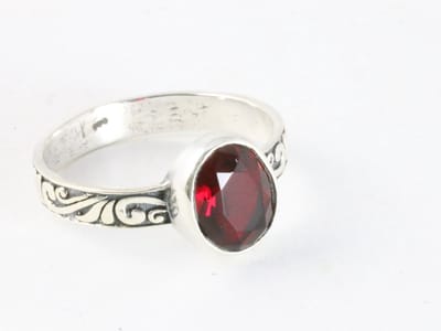 Fijne bewerkte zilveren ring met granaat - maat 20