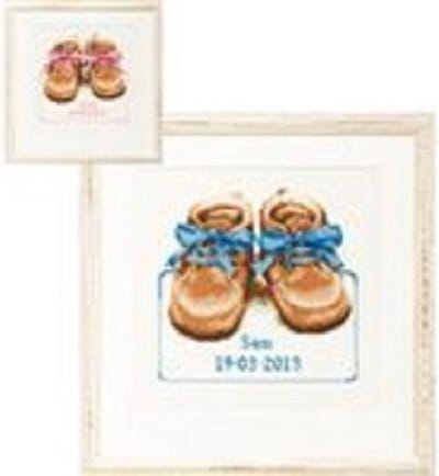 Pako Borduurpakket geboorte - telpatroon met codekaart - Geboorte tegel babyschoentjes blauw en roze - 225.285 - voorgesorteerd garen - Aida - 19 x 20 cm - DIY kit