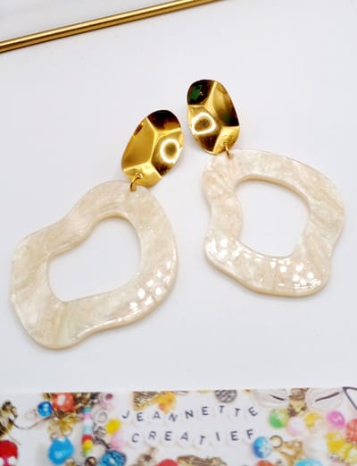 Jeannette-Creatief® - Resin - Offwhite Pearl Glitter and Goud Organic - Resin Oorbellen - Ivoorwit - Ivory - Ivoor - Ecru - Offwhite - Offwhite Oorbellen - Dames Oorbellen - Oorbellen Dames - Oorbellen - Oorhangers - Glitter - RVS Gouden Oorknoppen