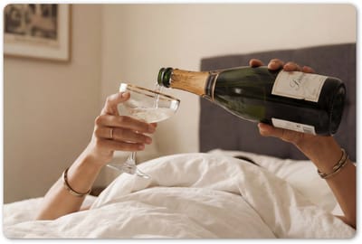 Placemats 45x30 cm - Placemat kunststof - 1 stuk - Champagne - Bed - Bubbels - Borden onderleggers - Decoratie voor op tafel - Keuken tafeldecoratie accessoires - Vinyl onderlegger - Tafelversiering