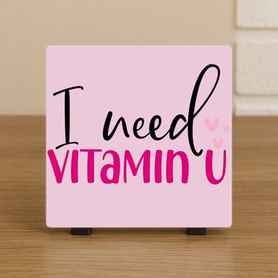 Wenstegeltje "I Need Vitamin U” – Romantische Decoratie – Spreuktegel – Stijlvolle Woondecoratie met Boodschap – Trendy nu– Hip trendy tegeltje – Cadeau – Zomaar – Deco - Valentijn