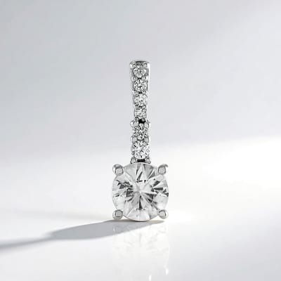 Cavill - Zilveren Hanger - 925 Sterling Zilver Geplatineerd - Cambodjaanse Zirkoon 0,75 ct Rond Briljant - Elegante Slanke Vorm 15x5 mm
