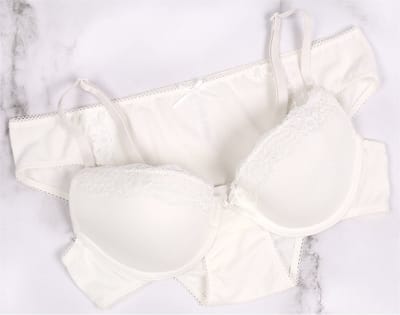 Lingeriesetje in ecru, slipje en bh