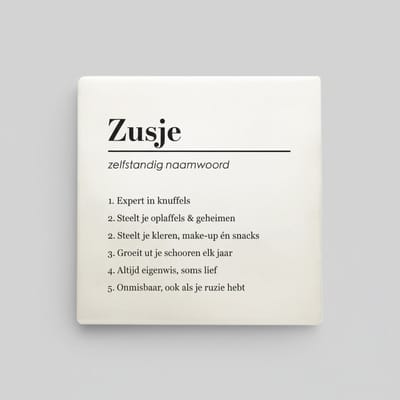 Zusje Definitie Tegel – Lieve en Grappige Familie Tekst – Keramische Tegel 15 × 15 cm