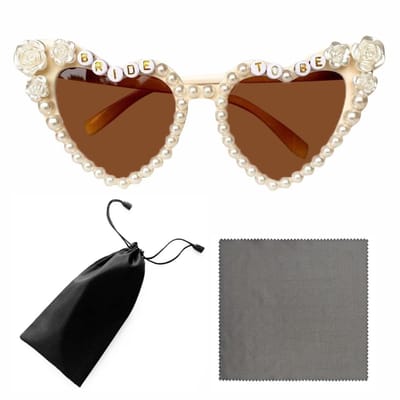 Dailygoods- Zonnebril Bruin - Zonnebril Dames - Feestzonnebril - Glazen met Parelletters - Microvezel Reinigingsdoek - Geschikt voor Bruiloften - Zonnebrilaccessoire