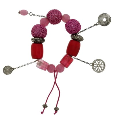 Behave - roze armband met gehaakte kralen en bedels - boho - zomer