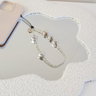 xoxo Wildhearts koord - Silver Hearts - Phone Charm (small) - bedeltje geschikt voor iPhone - Ketting met hartjes - kort telefoonkoord geschikt voor Samsung - geschikt voor alle telefoonmodellen - Zilver