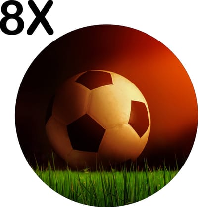 Luxe Ronde Placemat - Voetbal op het Gras in Schemerlicht - Set van 8 Placemats - 50x50 cm - 2 mm dik Vinyl - Anti Slip - Afneembaar