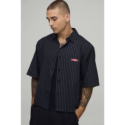 Boxy Crop Shirt Met Halve Mouwen En Mono Streep Patch | Black | Size XS