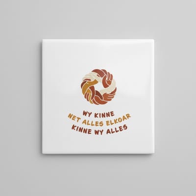 Inspirerende 15×15 cm Keramische Tegel – “Wy Kinne Net Alles Elkoar Kinne Wy Alles” Friese Eenheidsquote Wanddecoratie
