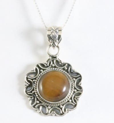 Bewerkte zilveren hanger met tijgeroog aan ketting