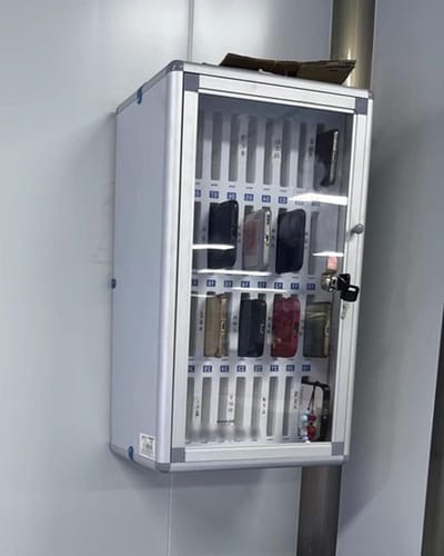 Afsluitbare Kluis - Telefoonopslag Box - Veilige Opslag - Grote Capaciteit - 60 Sleuven - Zilver
