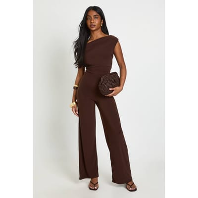 boohoo Dames Gerimpelde Asymmetrische Jumpsuit Met Wijde Pijpen | Chocoladebruin | Maat: 36
