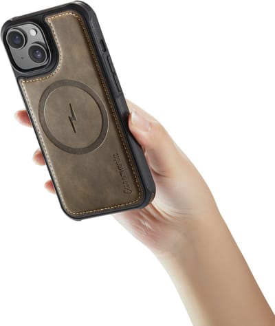 Casemania Hoesje Geschikt voor Apple iPhone 15 - Sienna Brown - Magnetische Telefoonhoesje Compatibel met MagSafe - Kunstleer Back Cover met Anti-Slip Grip Randen