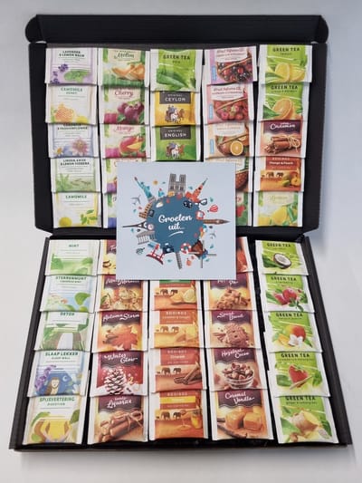 Thee Proeverij Pakket | Theepakket met 50 verschillende theesmaken met Mystery Card 'Groeten Uit...' met persoonlijke (video)boodschap | Verjaardag | Sinterklaas | Kerstpakket | Vaderdag | Moederdag | Jubileum | Valentijnsdag