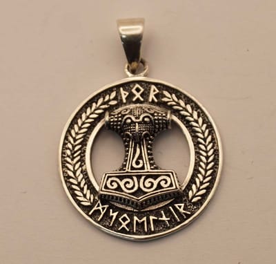 Sterling zilver hanger hamer van Thor in rondje met runentekens - hanger van Thor's hamer met runentekens gemaakt van 925 zilver - zilveren hanger van vikingshamer - ruige zilveren heren of dames hanger