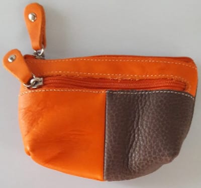 Deze praktische en soepel leren sleuteletui komt altijd van pas. Een leuke kleurencombinatie uitgevoerd in twee kleuren. Met een extra rits vakje aan de voorkant. Handig voor bijv. muntgeld, bonnetjes of sleutels. Voor uzelf of Bestel Een Cadeau.