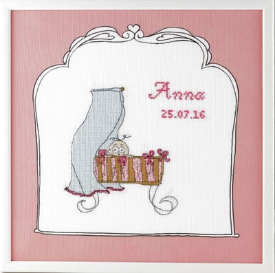 Pako Borduurpakket - Geboorte - telpatroon met codekaart - geboortetegel Betje .com meisje - 275.033 - voorgesorteerd garen - Aida met gekleurde roze rand - 17 x 16 cm - DIY kit
