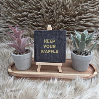Robuust Tegeltje – Keep Your Waffle – Antraciet Keramiek met Gouden Tekst – 10x10 cm – Grappige Wanddecoratie – Cadeau met Knipoog – Vrienden, Familie, Collega of zomaar – Trendy nu